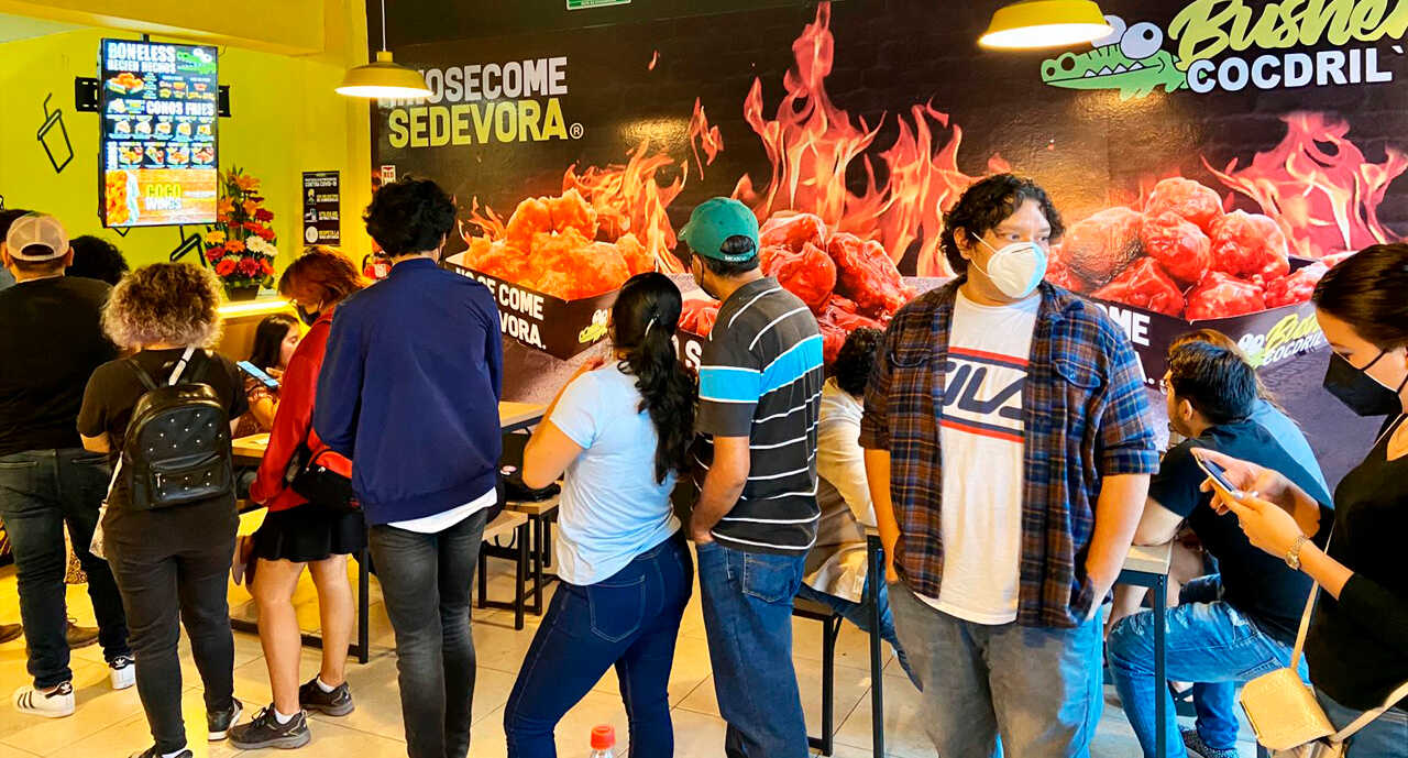 Clientes y ambiente de las sucursales Busher Cocdril’s. Fotografía 1